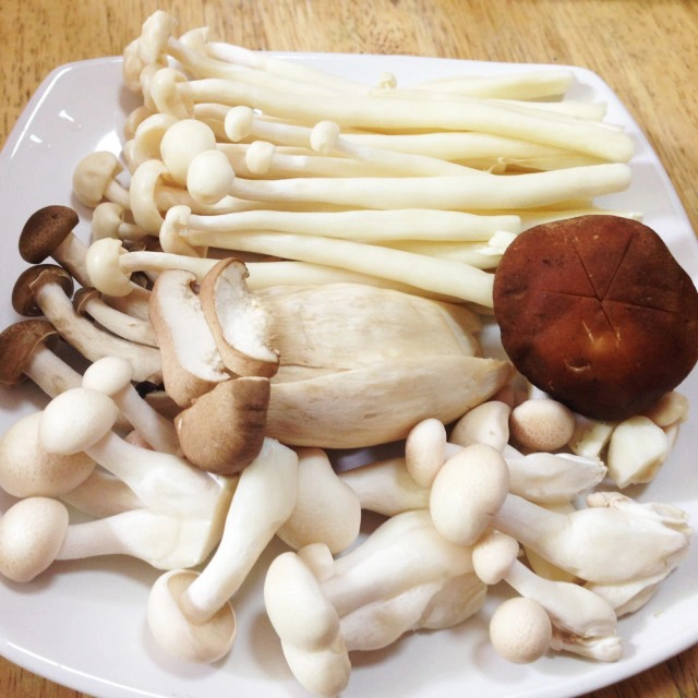 Cooking is Fun : มาม่าต้มยำหม้อไฟซีฟู้ดเห็ดรวมกิมจิซุปนม