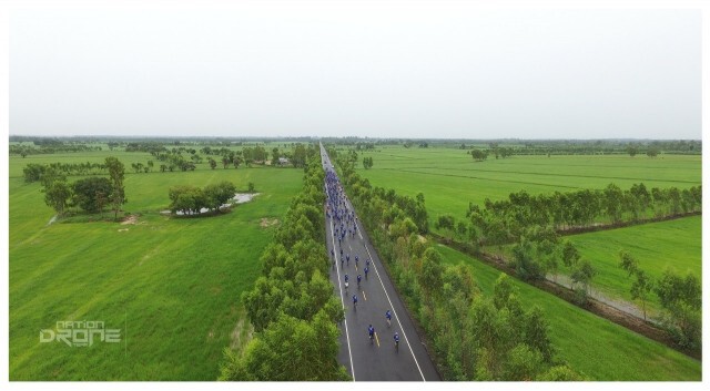 คลิปภาพมุมสูง "เนชั่นไบค์ ไทยแลนด์ 2015" ท่องอารยธรรม ชมทุ่งกุลาข้าวหอมมะลิ@ร้อยเอ็ด