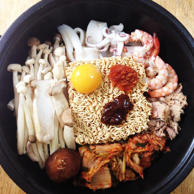 Cooking is Fun : มาม่าต้มยำหม้อไฟซีฟู้ดเห็ดรวมกิมจิซุปนม