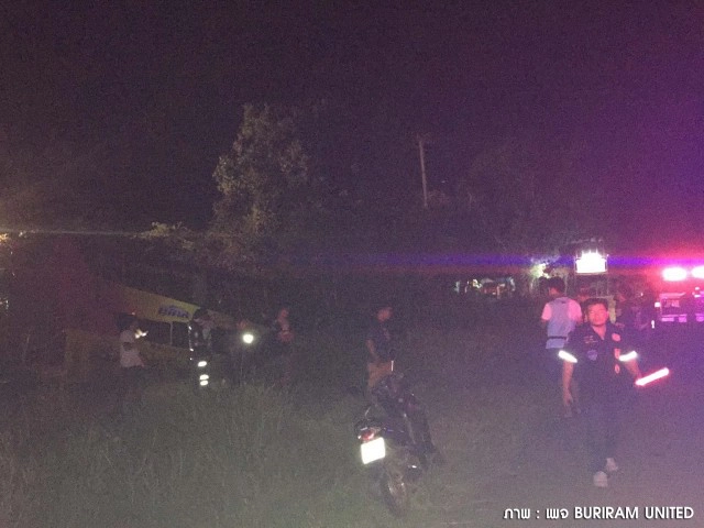 รถบัส"กองเชียร์บุรีรัมย์" ยางระเบิดตกข้างทาง บาดเจ็บกว่า 40 คน