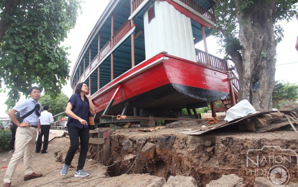 สภาพดินทรุดตัวบริเวณริมตลิ่งคลองลาดชะโด สภาพดินทรุดตัวบริเวณริมตลิ่งคลองลาดชะโด