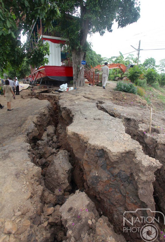สภาพดินทรุดตัวบริเวณริมตลิ่งคลองลาดชะโด