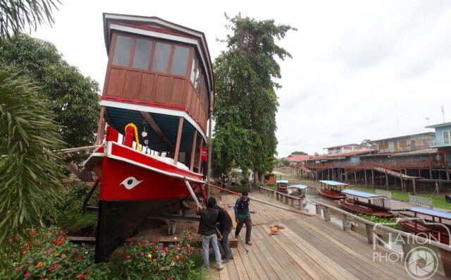 สภาพดินทรุดตัวบริเวณริมตลิ่งคลองลาดชะโด