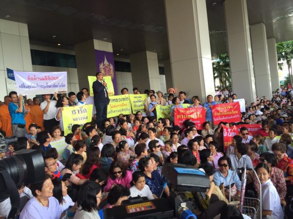 ม็อบธรรมกาย บุกศูนย์ราชการ ขอความเป็นธรรมให้ "ธัมมชโย"