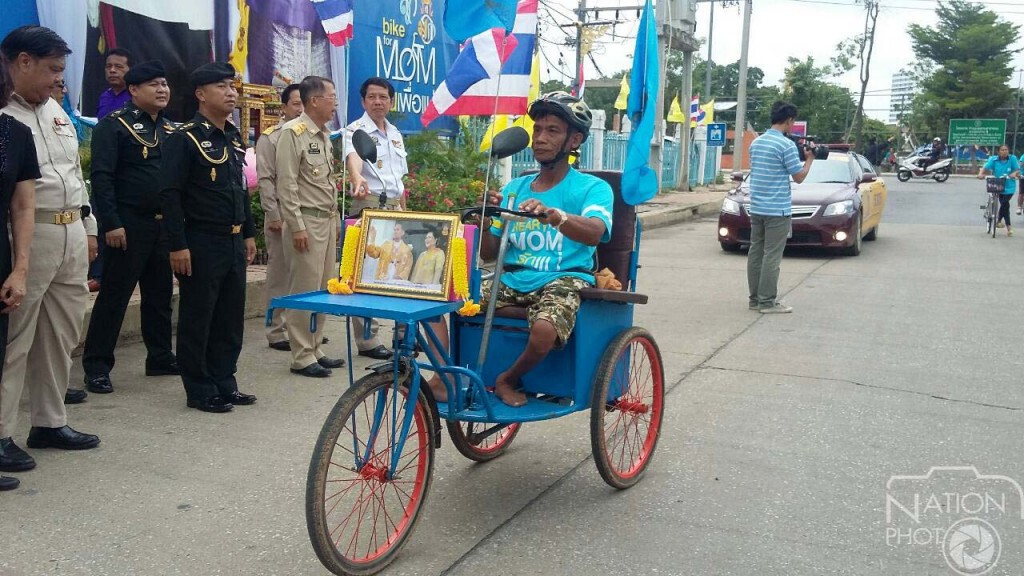 "คำภา แก้วจีน" หนุ่มพิการ โยกวีลแชร์ไปถวายพระพรฯ ถึงอ่างทองแล้ว