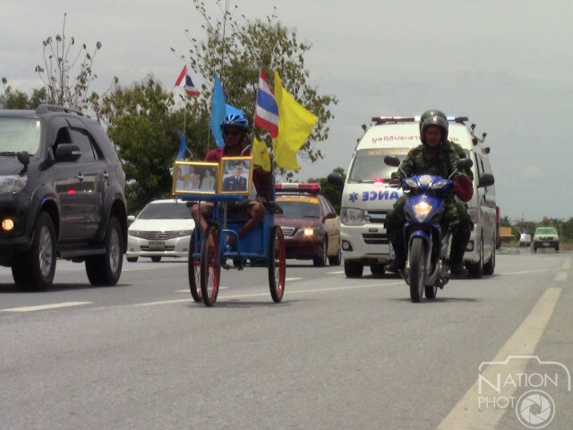 "คำภา แก้วจีน" หนุ่มพิการ โยกวีลแชร์ไปถวายพระพรฯ ถึงอ่างทองแล้ว