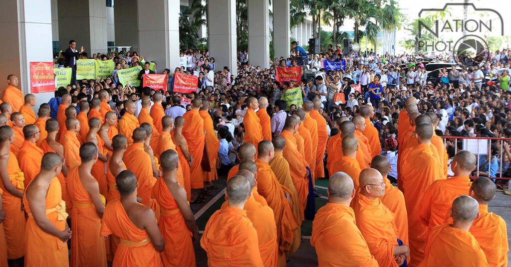 ทนาย-ศิษย์พระธัมมชโย มอบดอกไม้ขอบคุณ "ประยุทธ์" ที่ไม่ใช้ ม.44