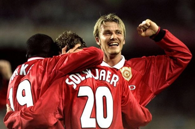 โชว์หวาน! "เบ็คแฮม" อวดรอยสักปีแต่งงานที่นิ้วก้อย