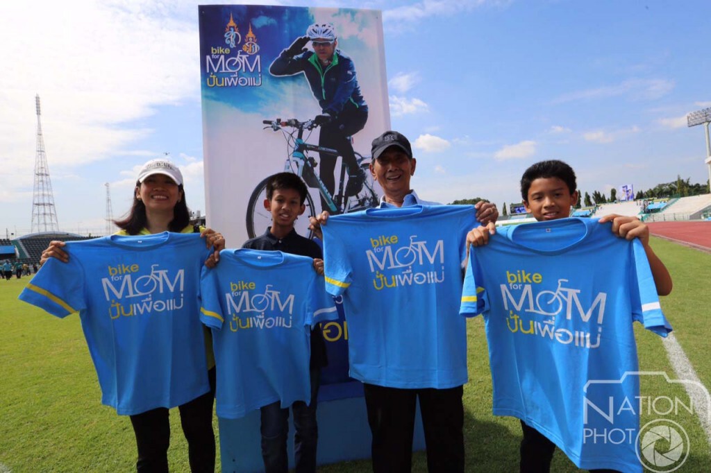 ประชาชนแห่กันมารอรับเสื้อ "BikeForMom" ณ สนามกีฬากองทัพบก ประชาชนแห่กันมารอรับเสื้อ "BikeForMom" ณ สนามกีฬากองทัพบก
