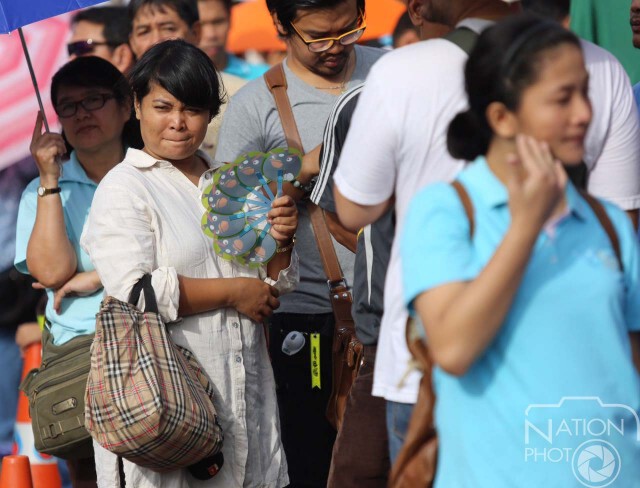 ประชาชนแห่กันมารอรับเสื้อ "BikeForMom" ณ สนามกีฬากองทัพบก
