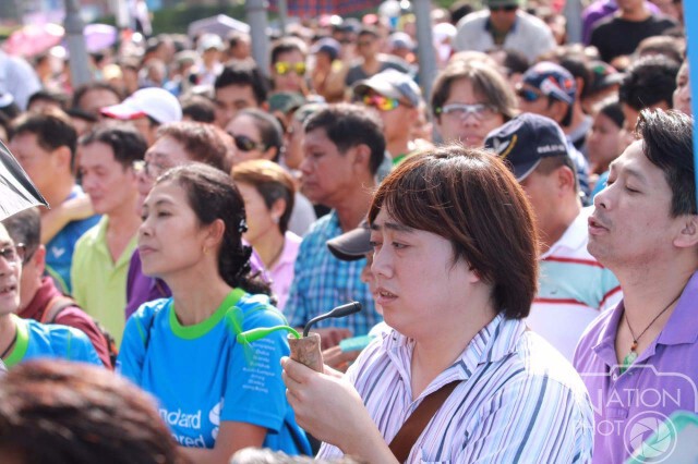 ประชาชนแห่กันมารอรับเสื้อ "BikeForMom" ณ สนามกีฬากองทัพบก