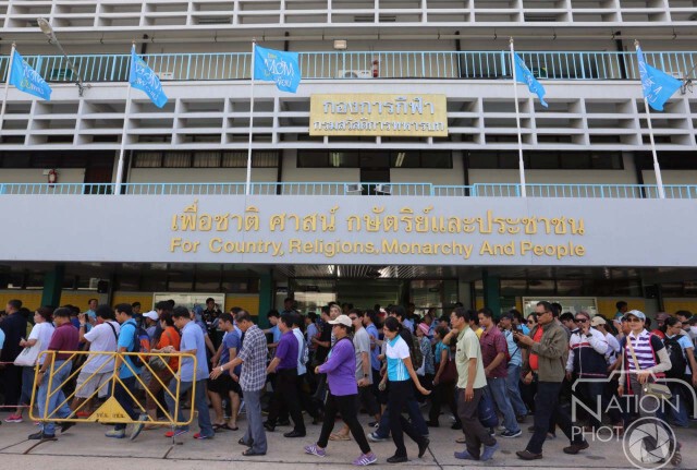 แห่รับเสื้อBikeForMom คนล้นถนน