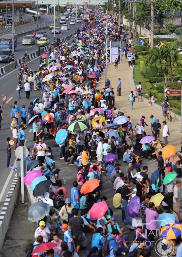 แห่รับเสื้อBikeForMom คนล้นถนน