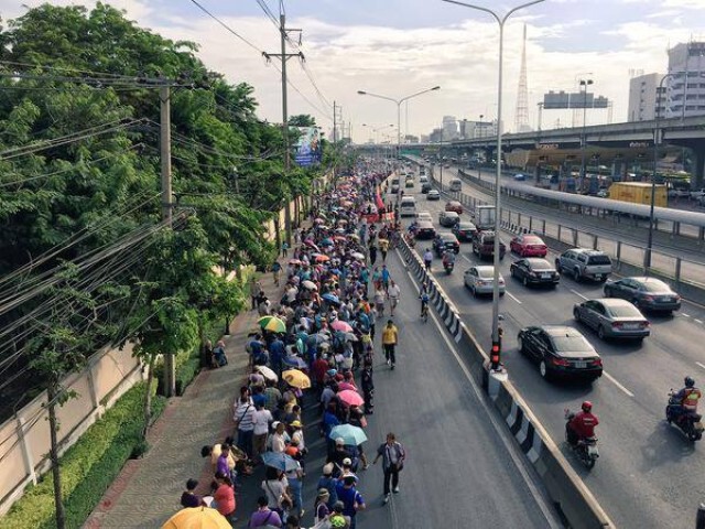 คึกคัก! ปชช.เข้าแถวรับเสื้อ Bike For Mom หน้าสโมสรกองทัพบก