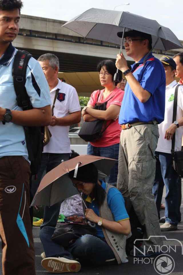 ประชาชนแห่กันมารอรับเสื้อ "BikeForMom" ณ สนามกีฬากองทัพบก