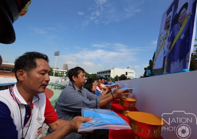 ประชาชนแห่กันมารอรับเสื้อ "BikeForMom" ณ สนามกีฬากองทัพบก
