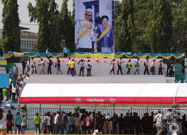 ประชาชนแห่กันมารอรับเสื้อ "BikeForMom" ณ สนามกีฬากองทัพบก
