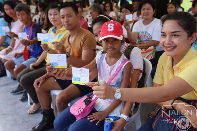 ประชาชนแห่กันมารอรับเสื้อ "BikeForMom" ณ สนามกีฬากองทัพบก