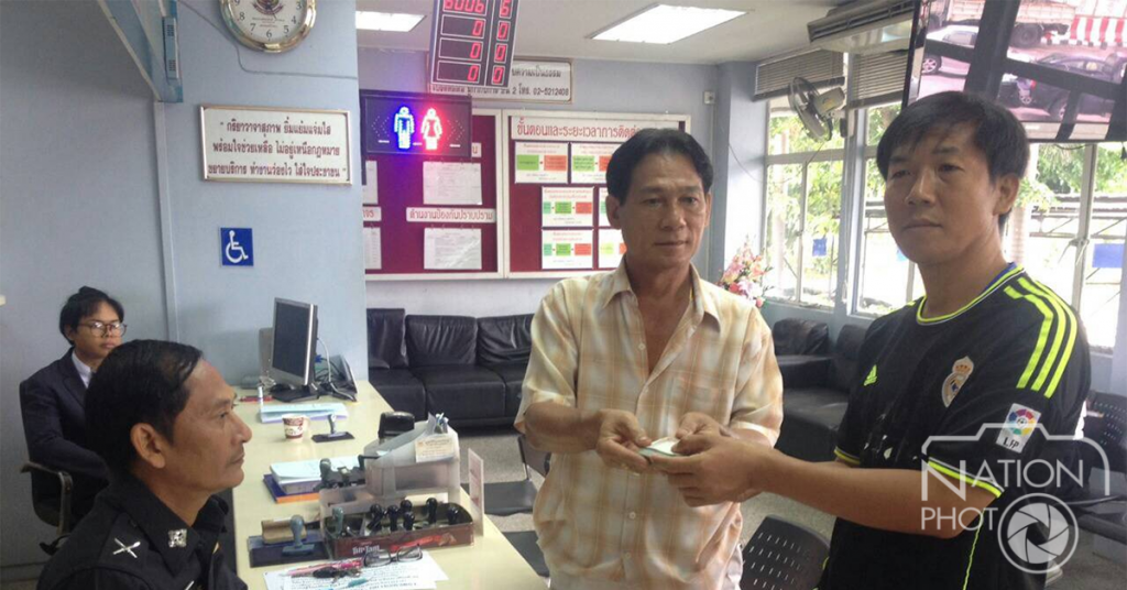 พ่อค้าน้ำหวานใจงาม เก็บเงินเกือบแสนคืนเจ้าของ พ่อค้าน้ำหวานใจงาม เก็บเงินเกือบแสนคืนเจ้าของ