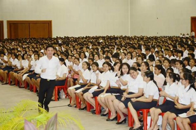 ชาวเน็ตฮือฮา แห่แชร์ภาพอธิการฯลาดกระบัง เป็น "พี่เนียน"