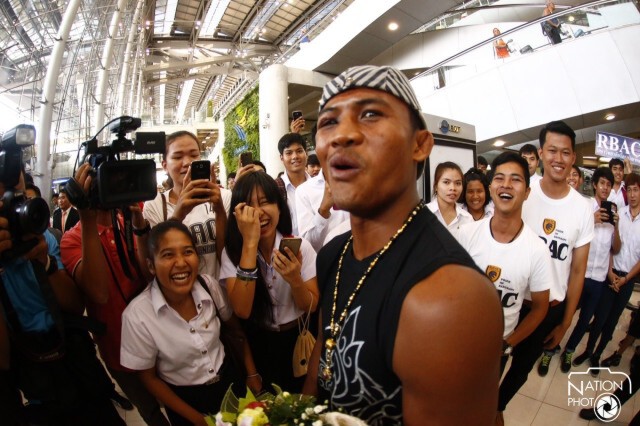 บัวขาวถึงไทยแล้ว แฟนคลับแห่ต้อนรับคับคั่ง