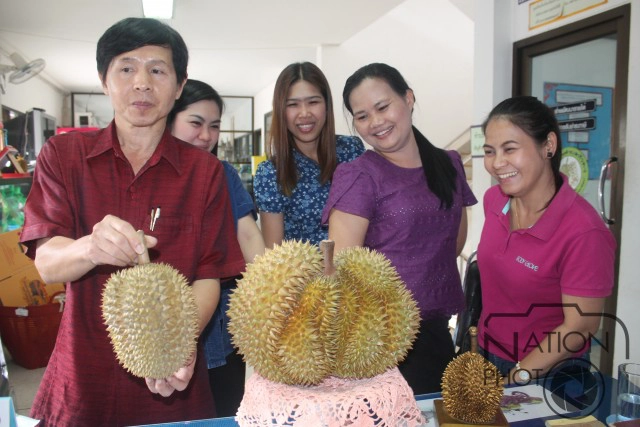 ฮือฮา ทุเรียนลับแลออกผลคล้ายรูปหัวใจแถมเป็นแฝดสาม