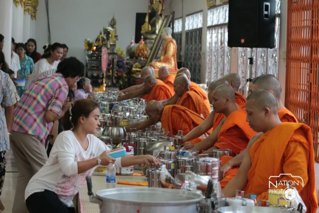 ถวายเพลด้วยปิ่นโต ที่วัดพระทอง จ.ภูเก็ต