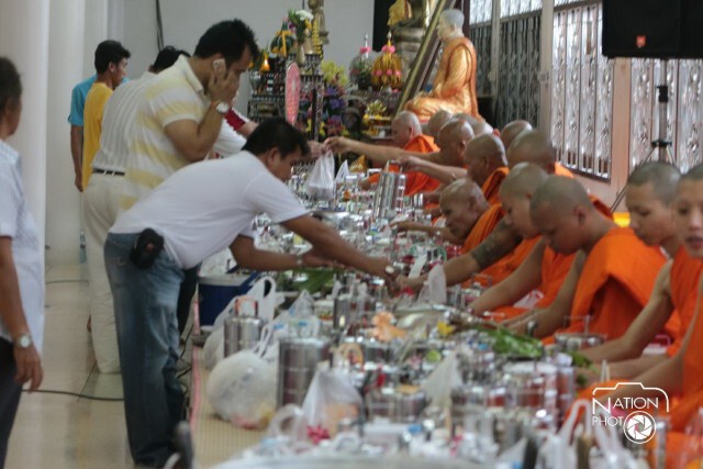 ถวายเพลด้วยปิ่นโต ที่วัดพระทอง จ.ภูเก็ต