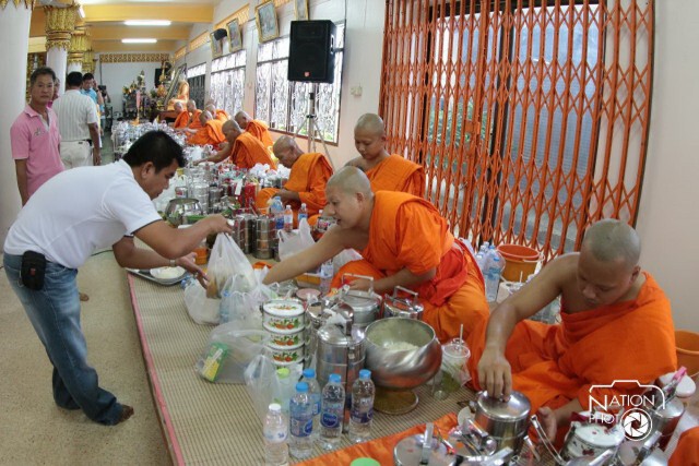 ถวายเพลด้วยปิ่นโต ที่วัดพระทอง จ.ภูเก็ต