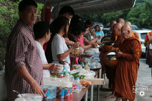 ประชาชนร่วมใส่บาตร เนื่องในวันอาสาฬหบูชา