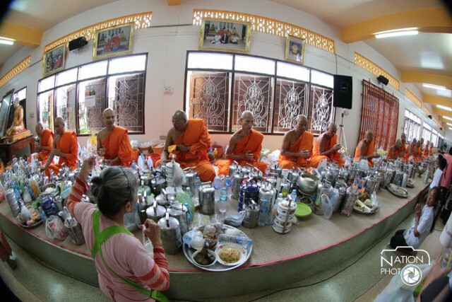 ถวายเพลด้วยปิ่นโต ที่วัดพระทอง จ.ภูเก็ต