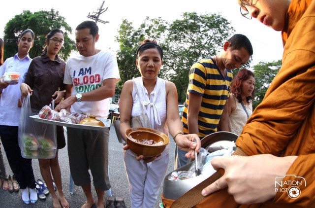 ประชาชนร่วมใส่บาตร เนื่องในวันอาสาฬหบูชา