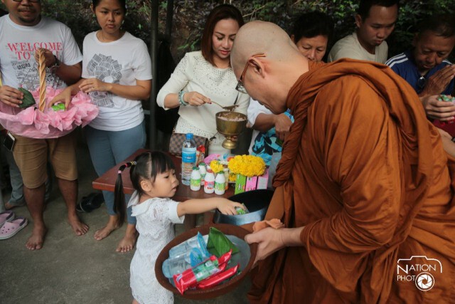ประชาชนร่วมใส่บาตร เนื่องในวันอาสาฬหบูชา