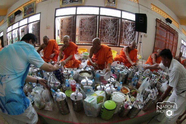 ถวายเพลด้วยปิ่นโต ที่วัดพระทอง จ.ภูเก็ต