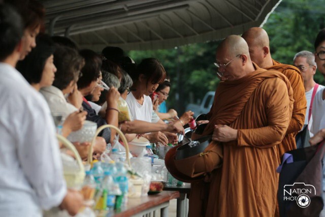 ประชาชนร่วมใส่บาตร เนื่องในวันอาสาฬหบูชา