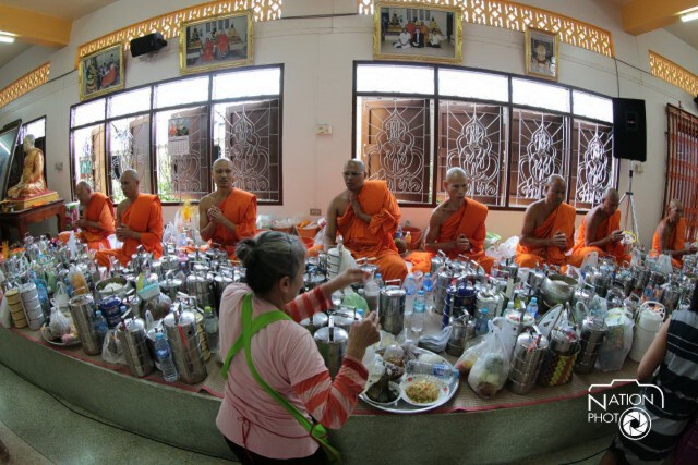 ถวายเพลด้วยปิ่นโต ที่วัดพระทอง จ.ภูเก็ต