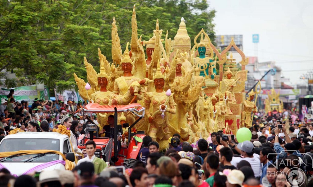 บรรยากาศขบวนแห่ต้นเทียนพรรษาแกะสลัก บรรยากาศขบวนแห่ต้นเทียนพรรษาแกะสลัก