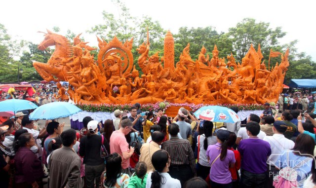 บรรยากาศขบวนแห่ต้นเทียนพรรษาแกะสลัก