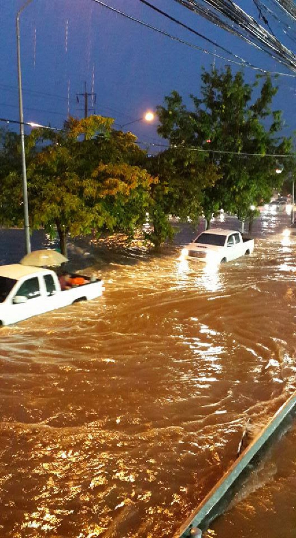 ฝนตกหนัก..น้ำท่วมถนนหลายสายในตัวเมืองโคราช ฝนตกหนัก..น้ำท่วมถนนหลายสายในตัวเมืองโคราช