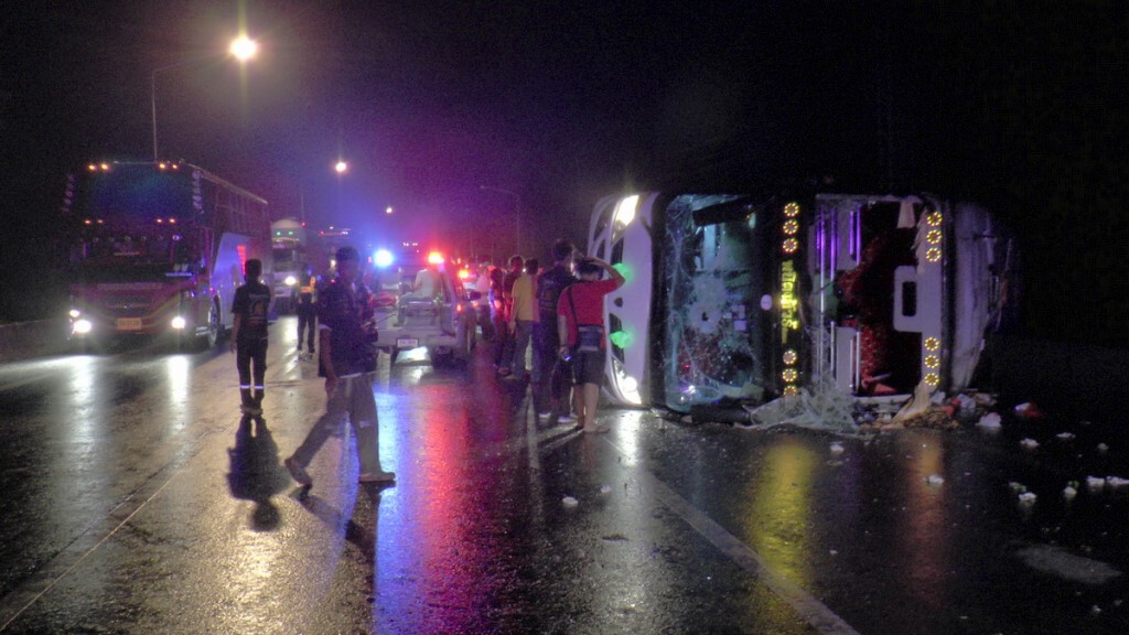 รถบัสนำคณะสงฆ์ไปวัดธรรมกาย พลิกคว่ำที่มวกเหล็ก