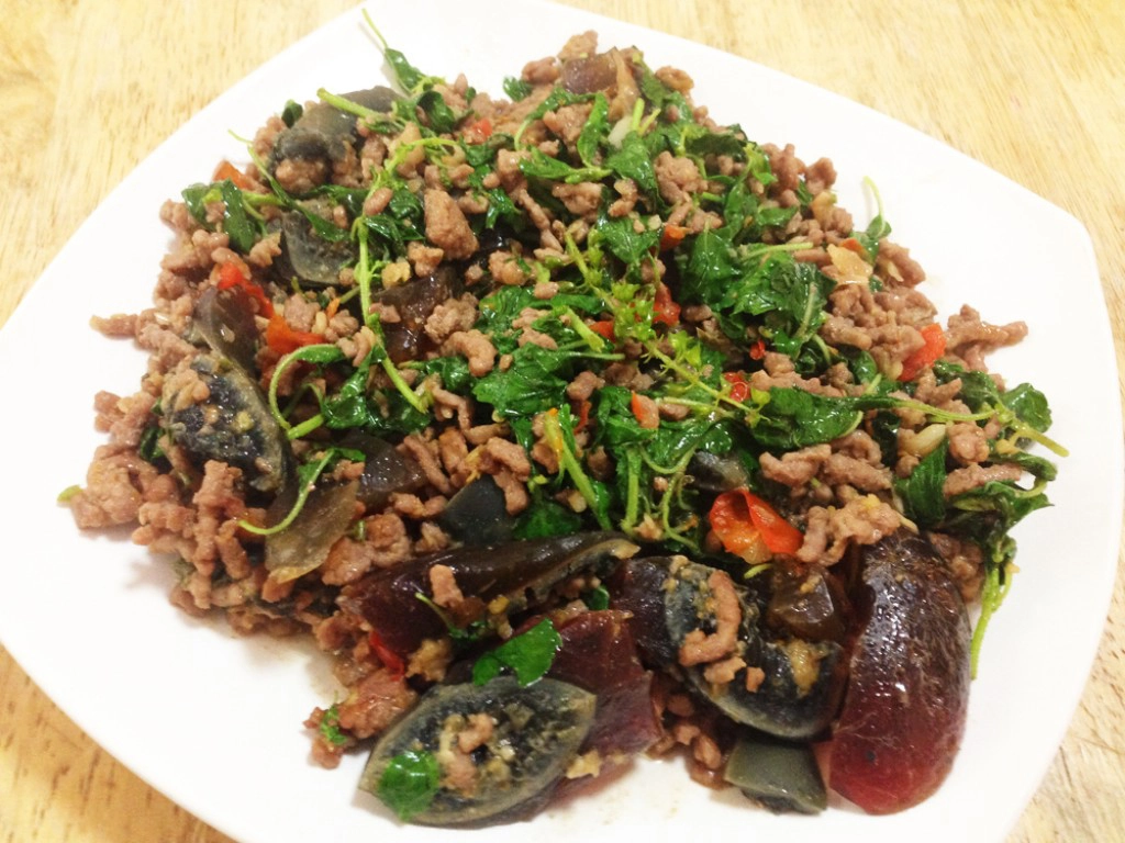 Cooking is Fun : กะเพราเนื้อสับไข่เยี่ยวม้า