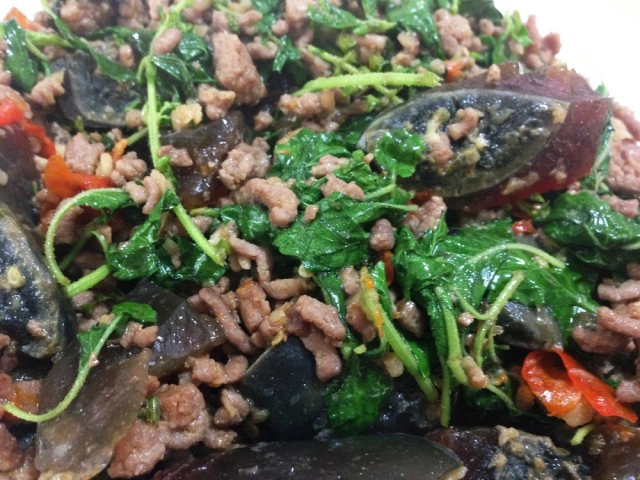 Cooking is Fun : กะเพราเนื้อสับไข่เยี่ยวม้า