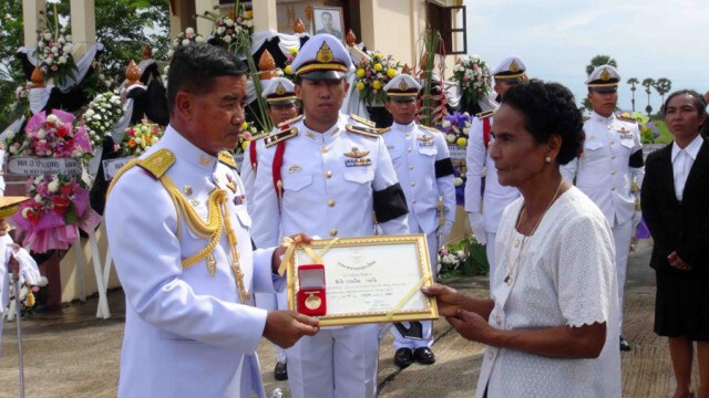 พระราชทานเพลิงศพ "สิบโทวรรณใหม่ ราคะโน" รปภ.พระสงฆ์ในภาคใต้