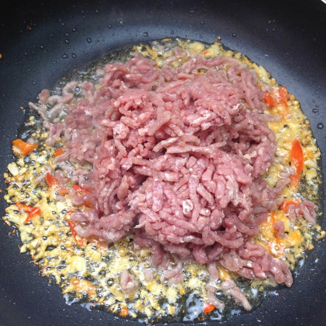 Cooking is Fun : กะเพราเนื้อสับไข่เยี่ยวม้า