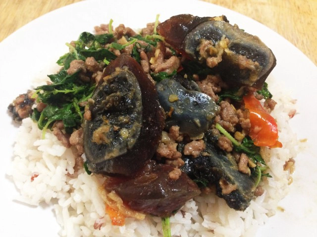 Cooking is Fun : กะเพราเนื้อสับไข่เยี่ยวม้า