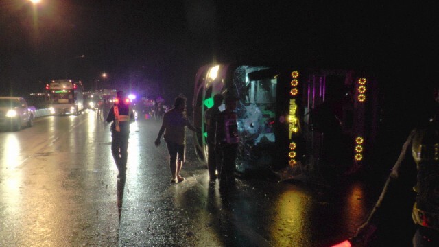 รถบัสนำคณะสงฆ์ไปวัดธรรมกาย พลิกคว่ำที่มวกเหล็ก