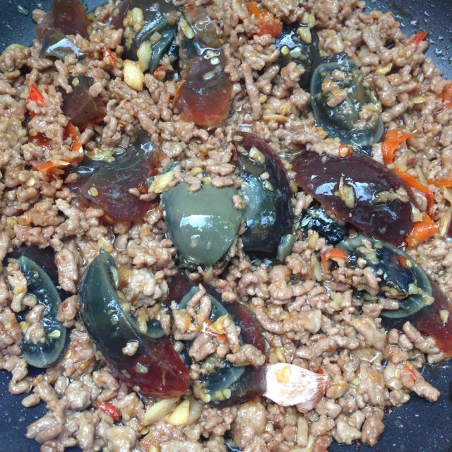 Cooking is Fun : กะเพราเนื้อสับไข่เยี่ยวม้า