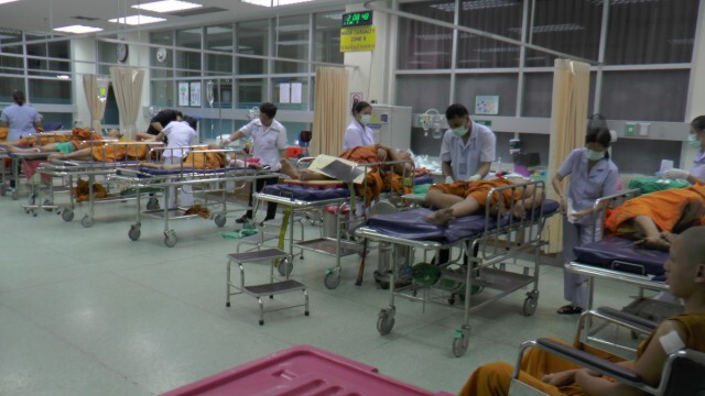 รถบัสนำคณะสงฆ์ไปวัดธรรมกาย พลิกคว่ำที่มวกเหล็ก