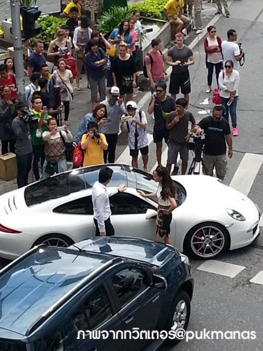 ถ่ายทำละคร "แยกอโศก" ทำรถติดหนักเที่ยงวันนี้ ถ่ายทำละคร "แยกอโศก" ทำรถติดหนักเที่ยงวันนี้