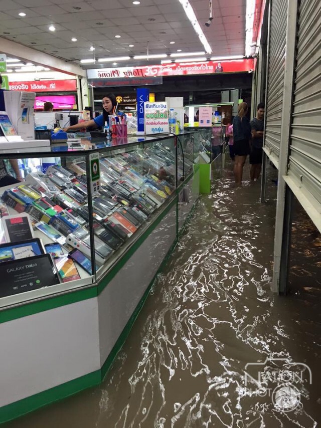 ระบุสาเหตุน้ำท่วมตลาดเซฟวันโคราช สนามกีฬาเฉลิมพระเกียรติสร้างทับอ่างเก็บน้ำเดิม